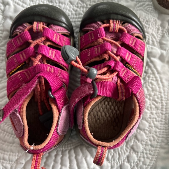 Toddler Girls Shoe Bundle- Size 8 Converse, Keen - Picture 2 of 8